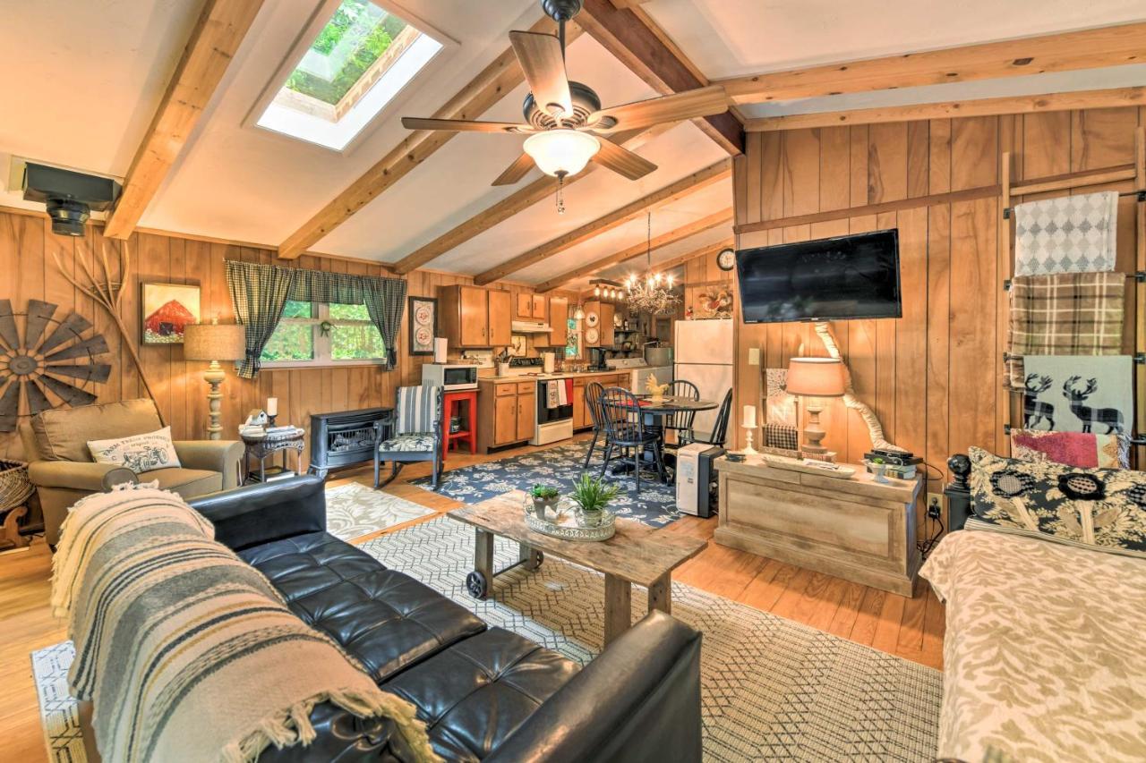 Tranquil Creekside Cottage With Deck And Lanai Franklin Bagian luar foto