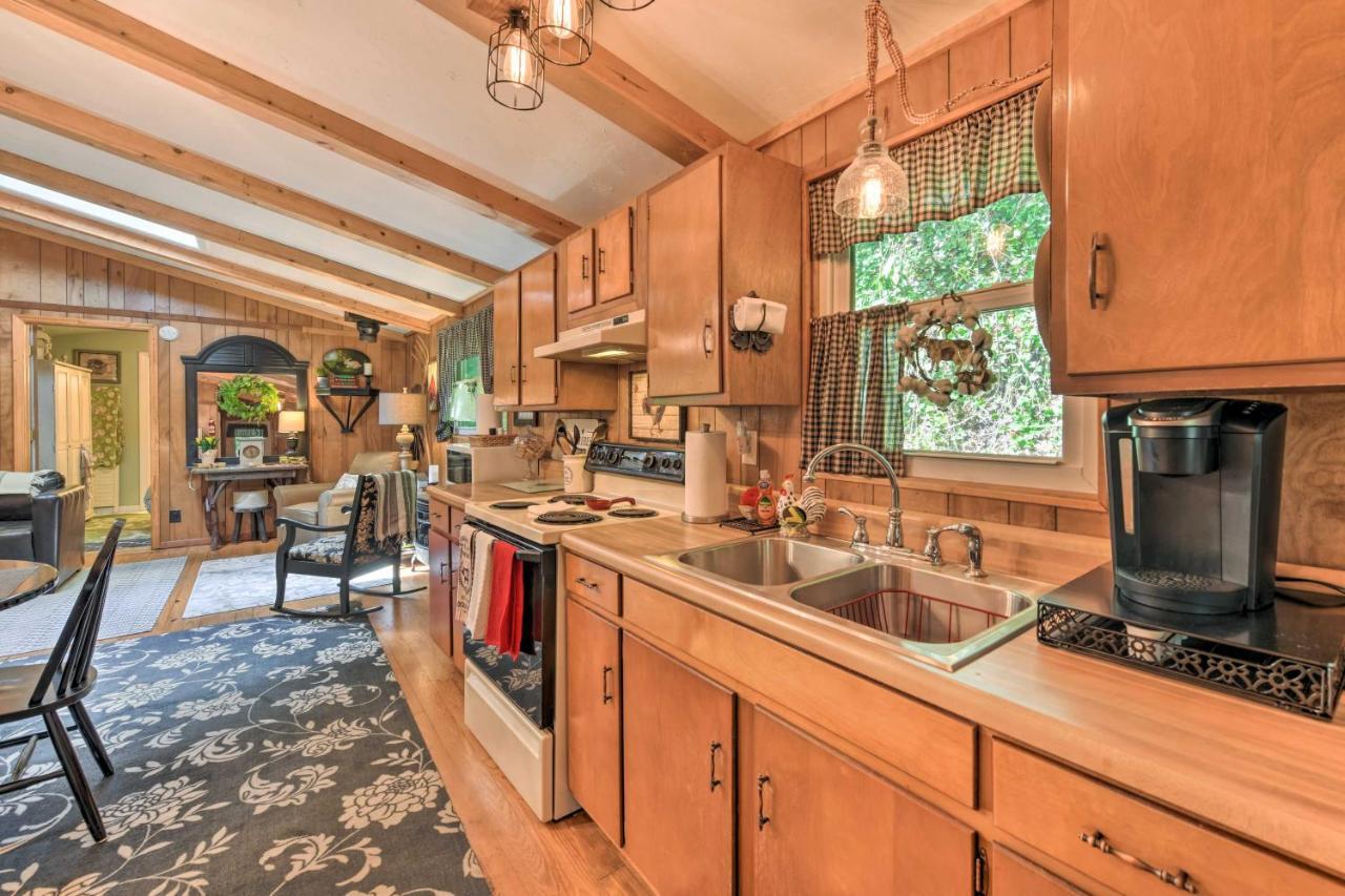 Tranquil Creekside Cottage With Deck And Lanai Franklin Bagian luar foto