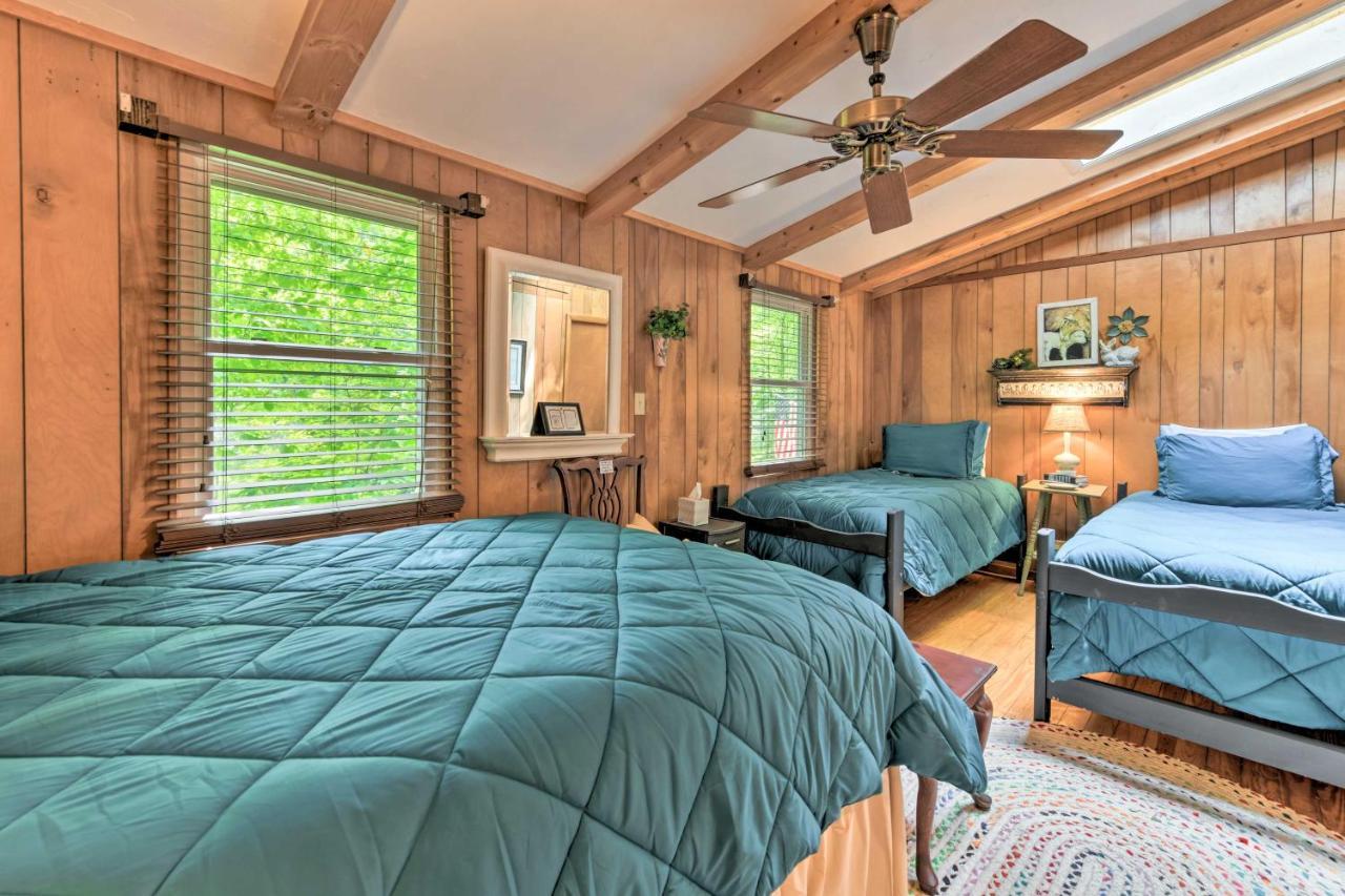 Tranquil Creekside Cottage With Deck And Lanai Franklin Bagian luar foto